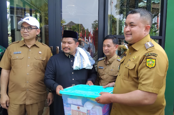Bupati Bogor Rudy Susmanto tinjau dan berikan bantuan ke Ponpes Umar bin Khattab yang terdampak banjir di Kecamatan Kemang.