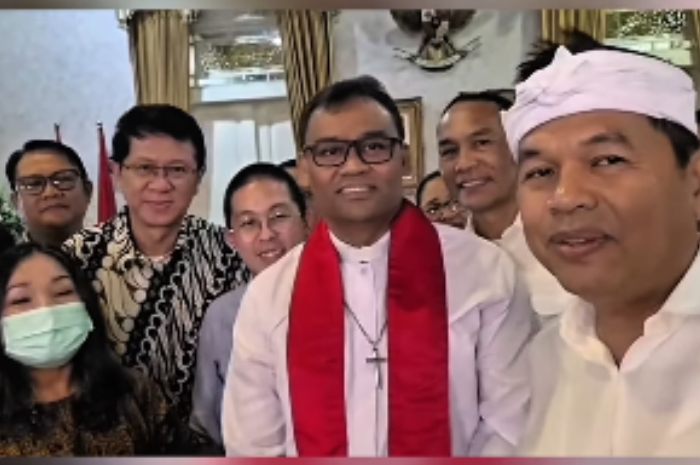 Gubernur Jawa Barat Dedi Mulyadi bersama dengan pendeta gereja di Cianjur dan perwakilan dari Bank Supra, Bank TKI, serta Bank KAR