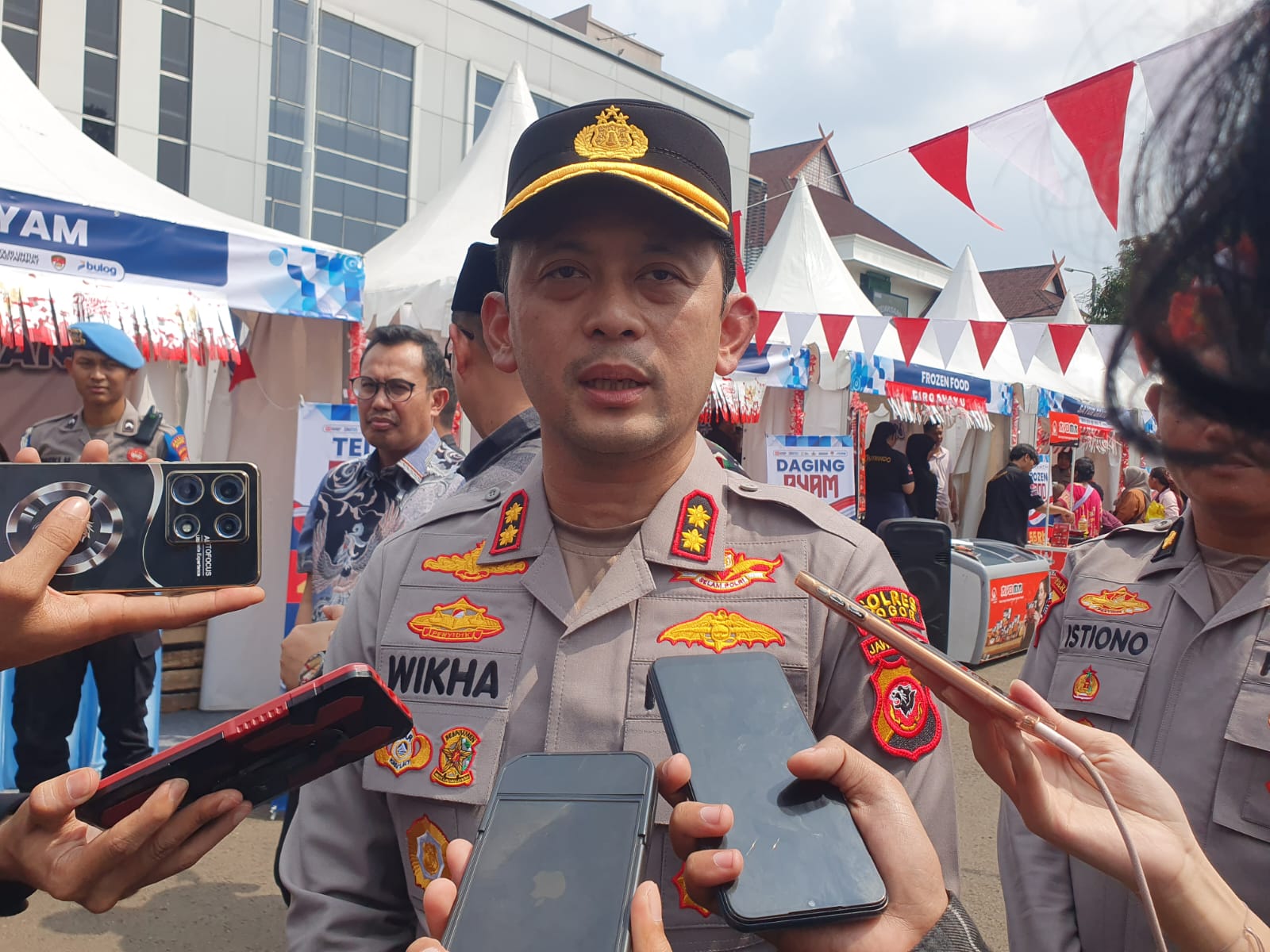 Kapolres Bogor, AKBP Wikha Ardilestanto saat dimintai keterangan pada acara gerakan pangan murah di Mako Polres Bogor.