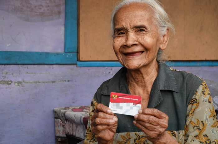 Proses penyaluran bantuan sosial (bansos) kepada penerima manfaat.