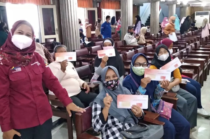 Ilustrasi: Penyaluran bantuan sosial (bansos).