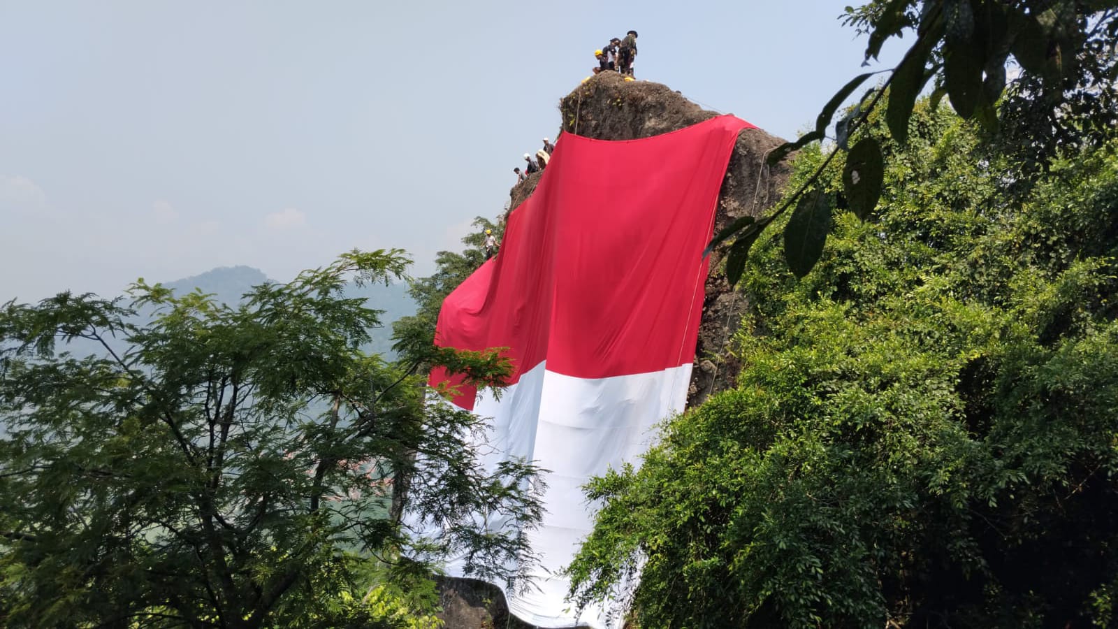 Rangkaian perayaan HUT Kemerdekaan RI terus berlangsung di wilayah Kecamatan Rumpin, Kabupaten Bogor, dengan mengibarkan raksasa di Puncak Gunung Munara.