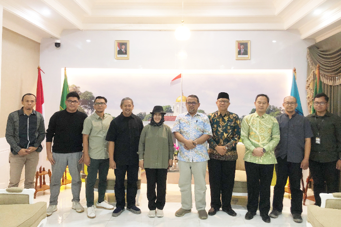 Jajaran Panitia Bogorku Bersih dari Radar Bogor saat melakukan silaturhami dengan Rektorat UIKA Bogor.