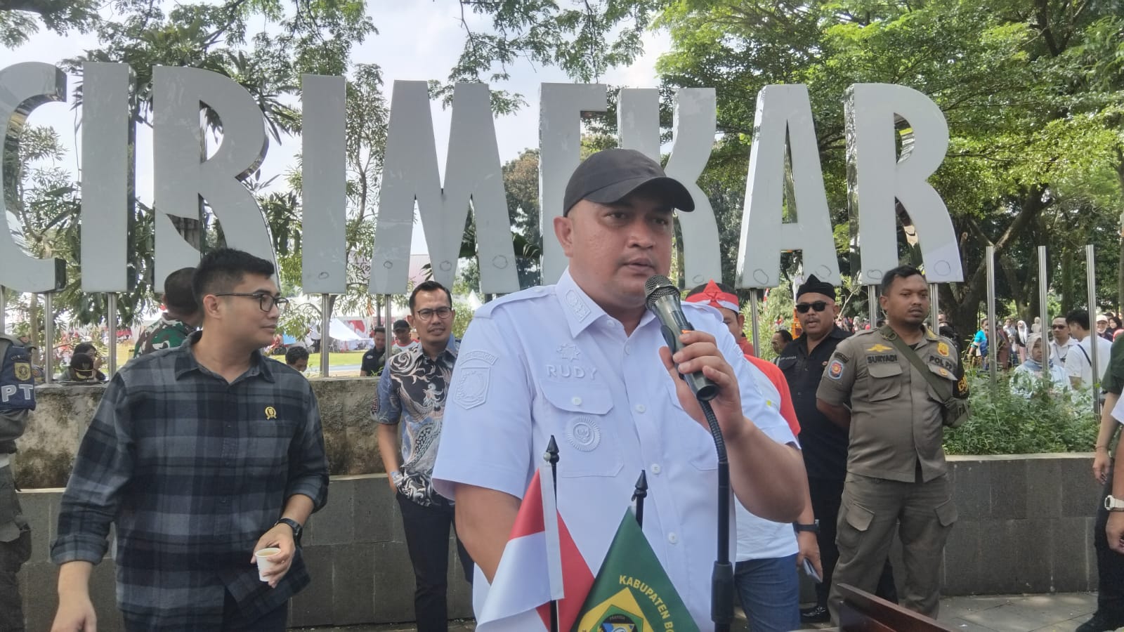 Bupati Bogor, Rudy Susmanto saat dimintai keterangan di Alun- Alun Cirimekar, Kecamatan Cibinong, Kabupaten Bogor soal normalisasi sungai.