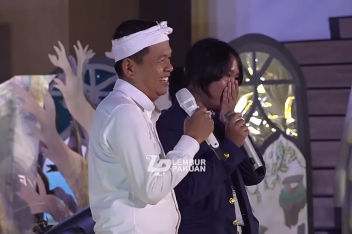 Gubernur Jawa Barat Dedi Mulyadi saat berbincang dengan mahasiswi IPB asal Cilacap, Jawa Tengah.&nbsp;