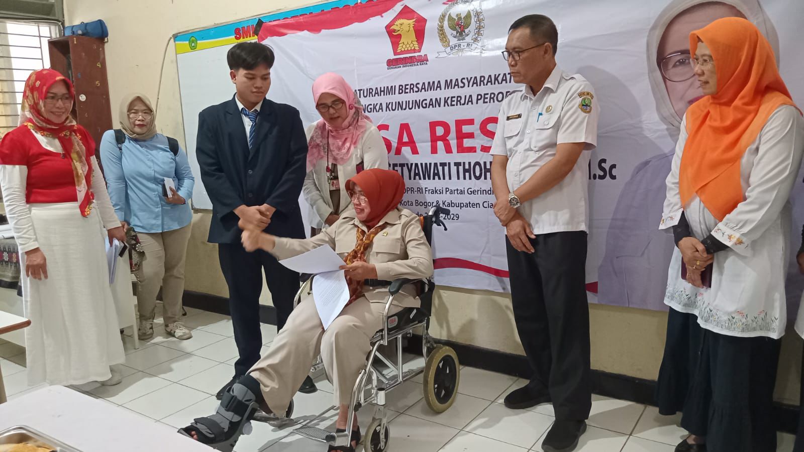 Anggota DPR RI, Endang S Thohari saat meninjau disribusi program MBG di SMKN 1 Kota Bogor, Rabu 13 Agustus 2025.