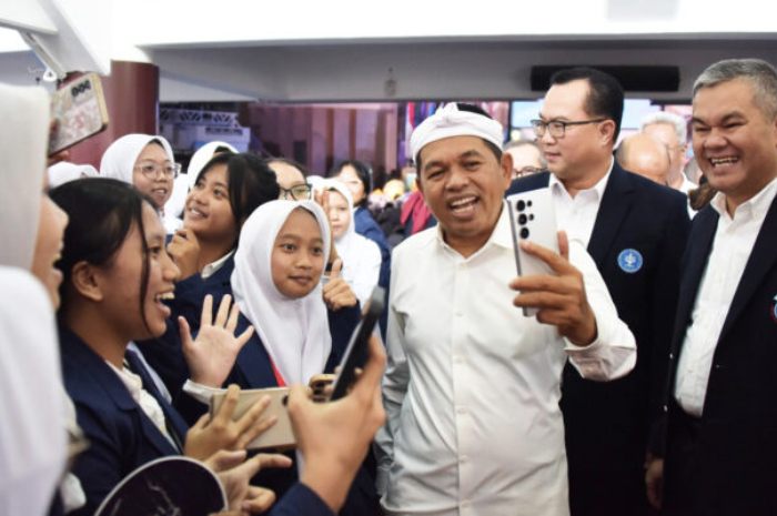 Gubernur Jawa Barat Dedi Mulyadi saat bercengkrama dengan mahasiswa-mahasiswa IPB.