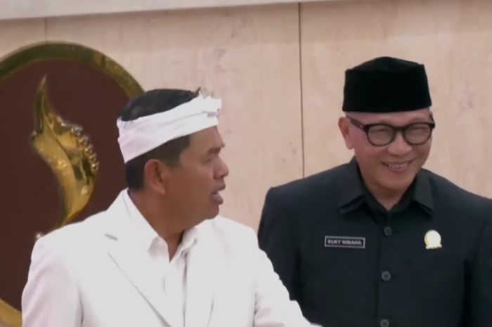 Gubernur Jawa Barat, Dedi Mulyadi (kiri) bersama Ketua DPRD Jabar.