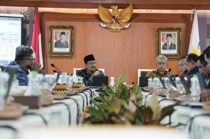 Menteri Sosial Syaifullah Yusuf atau Gus Ipul menyampaikan tentang proses Burekol bagi penerima bansos.&nbsp;