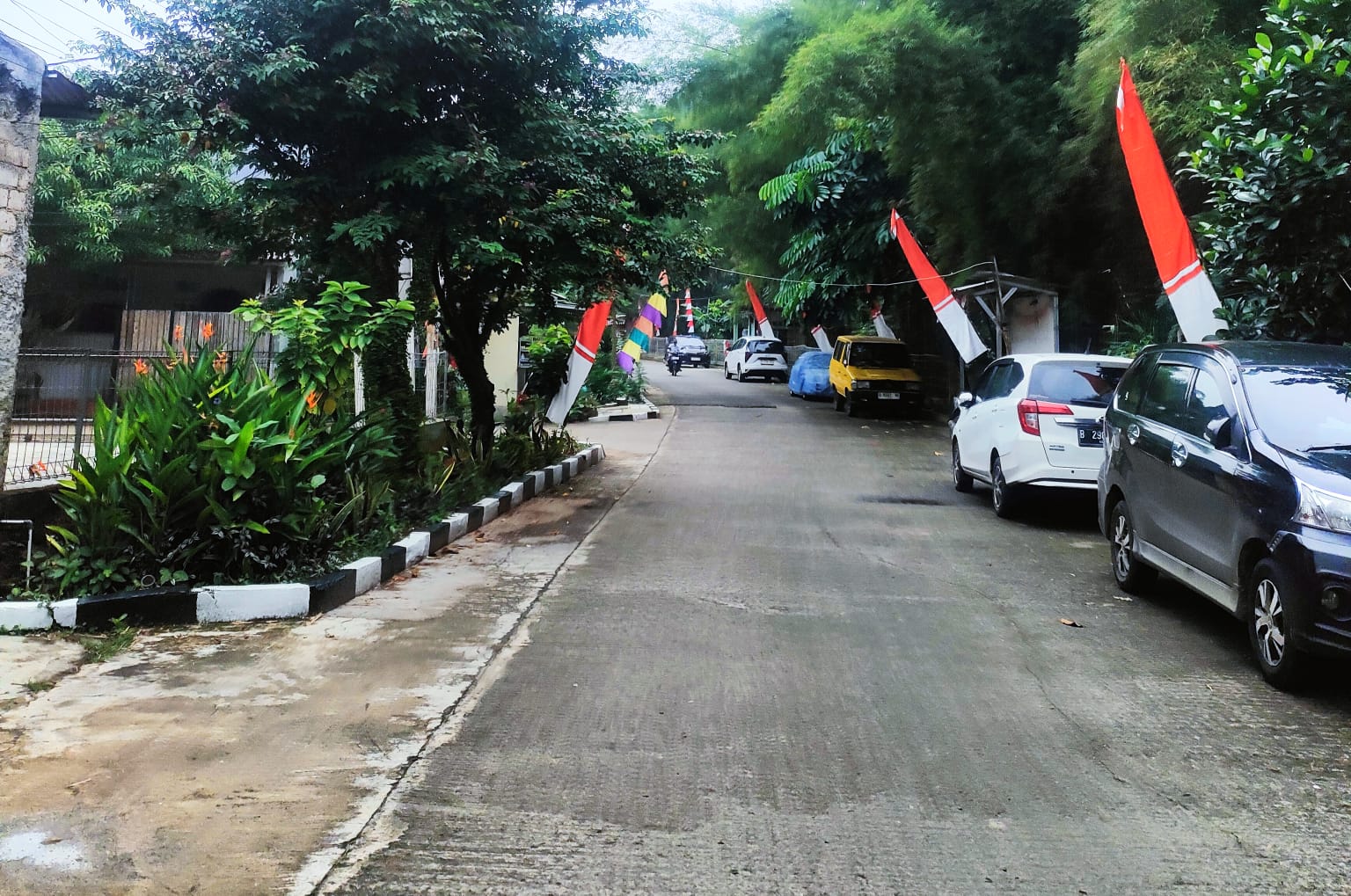 Penampakan umbul-umbul di Permukaan Villa Pamulang Pondok&nbsp;Petir, Kota Depok, Jawa Barat.