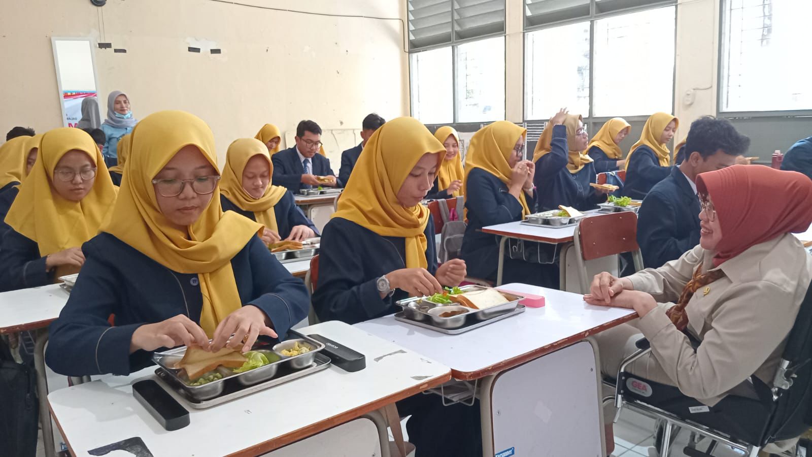 Anggota DPR RI, Endang S Thohari saat meninjau disribusi program MBG di SMKN 1 Kota Bogor, Rabu 13 Agustus 2025.