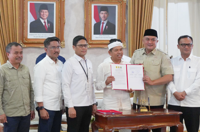 Bupati Bogor Rudy Susmanto saat menandatangani MoU bersama Gubernur Jawa Barat, BBWS dan PSDA.