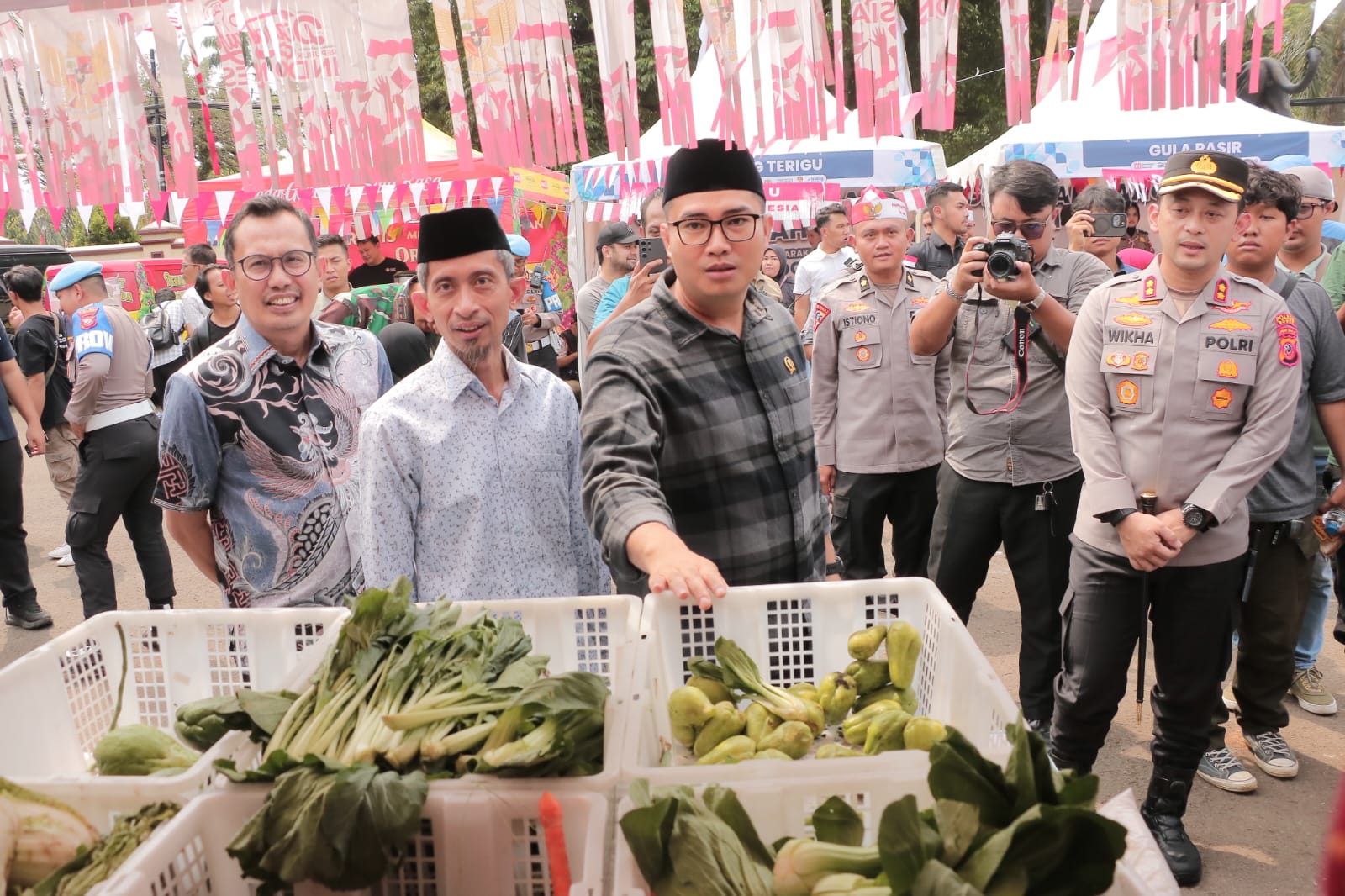 Warga membeli sembako di Gerakan Pangan Murah di Mapolres Bogor, Cibinong, Kabupaten Bogor, Rabu 13 Agustus 2025.