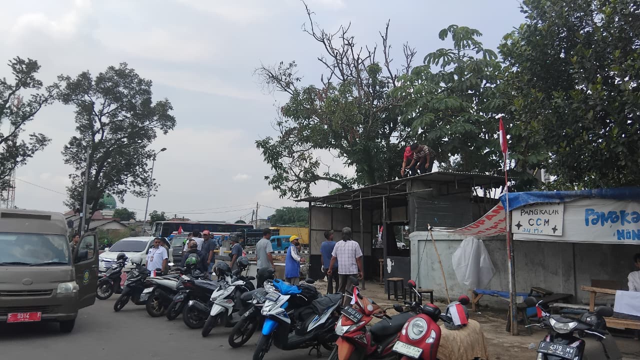Proses pembongkaran bangunan yang berada di Simpang Daralon, Kecamatan Cibinong, Kabupaten Bogor,  Rabu 13 Agustus 2025.