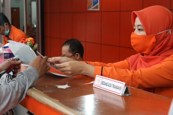 Proses penyaluran bantuan sosial (bansos) kepada penerima manfaat.