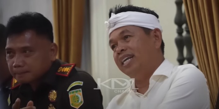 Gubernur Jawa Barat Dedi Muoyadi menghibur peserta musyawarah terkait gereja di Cianjur