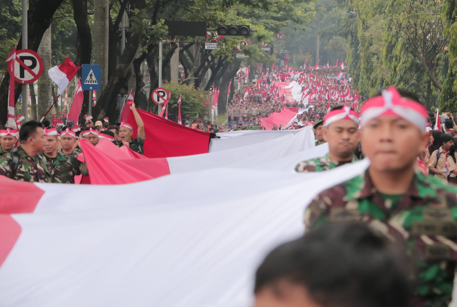 Suasana Kirab Bendera Merah Putih di Stadion Pakansari ke Lapangan Tegar Beriman Cibinong, Kabupaten Bogor Kamis 14 Agustus 2025.