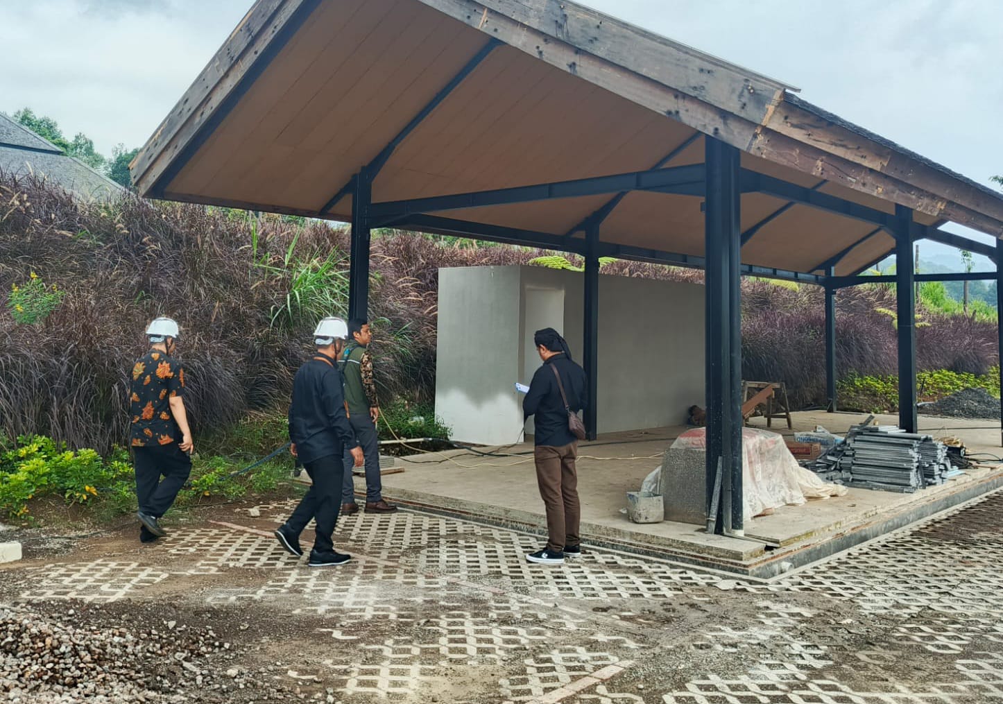 Petugas pengawas lapangan meninjau Eiger Adventure Land (EAL) Puncak, Kecamatan Megamendung, Kabupaten Bogor.