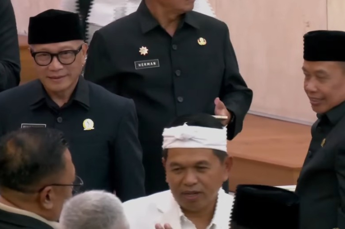 Gubernur Jawa Barat, Dedi Mulyadi saat hadiri rapat paripurna.