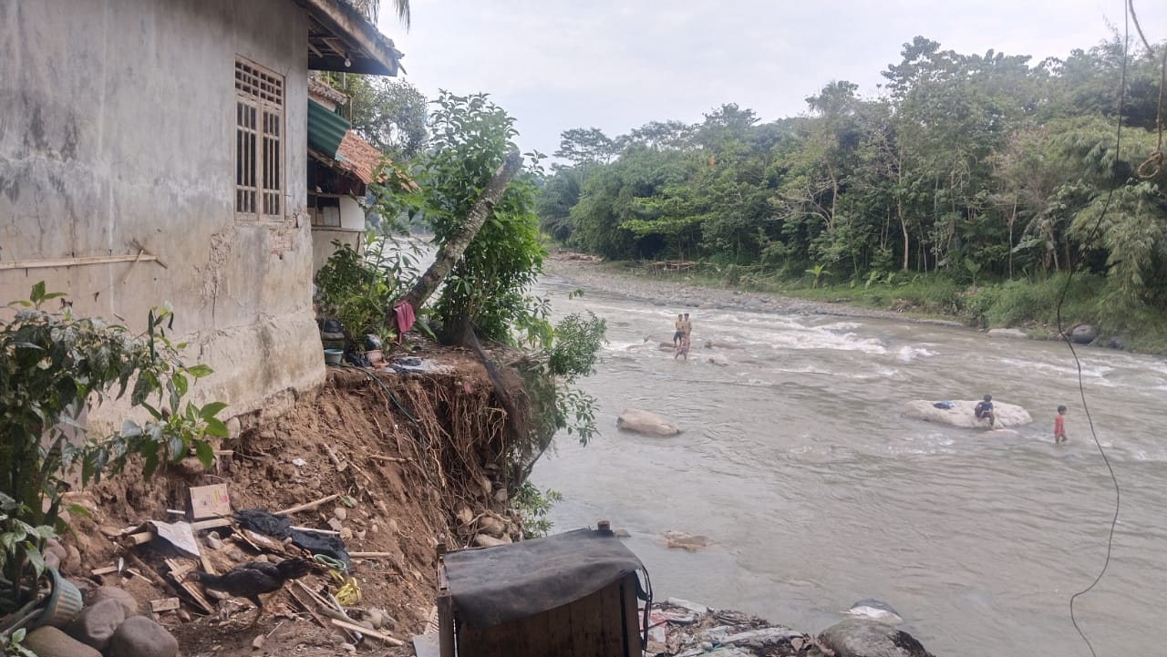 Tebing longsor mengancam rumah warga di daerah aliran Sungai Cidurian, Kampung Peuteuy, Desa Kalongsawah, Kecamatan Jasinga.