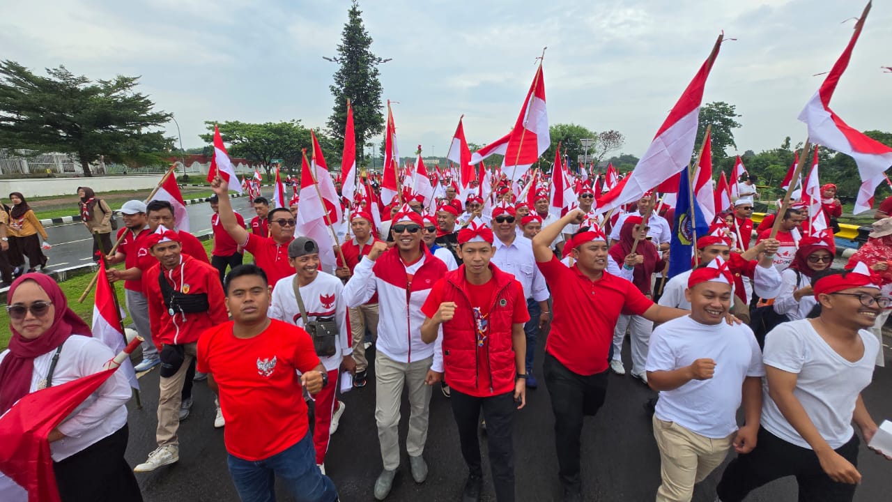 Ketua Karang Taruna Kabupaten Bogor, Heri Gunawan Bersama anggotanya nampak begitu semangat mengikuti Kirab Bendera Merah Putih, Kamis 14 Agustus 2025.