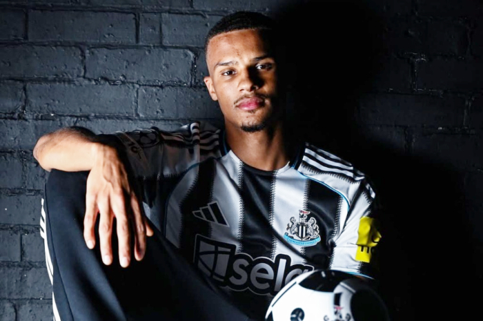 Bek tengah AC Milan, Malick Thiaw resmi berseragam Newcastle United.