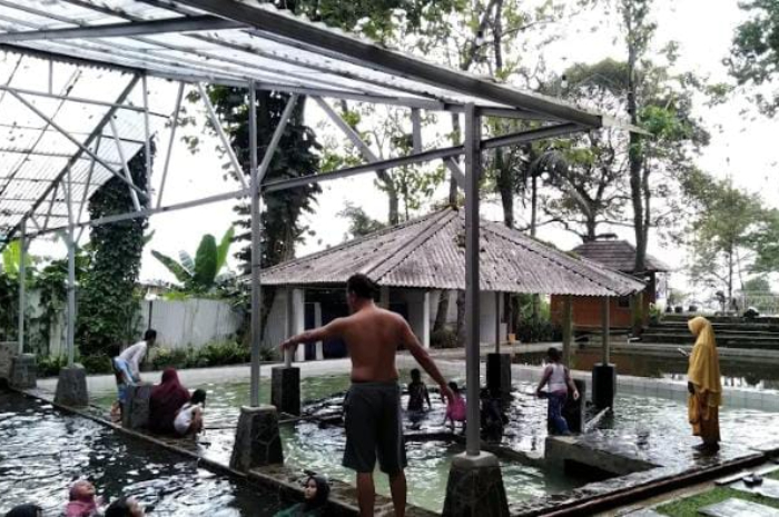 Suasana pemandian air panas Gunung Pancar Bogor yang nyaman, asri dan juga sejuk.