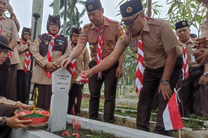 Sekda Kota Bogor bersama anggota gerakan Pramuka ziarah ke Taman Makan Pahlawan Dreded.&nbsp;