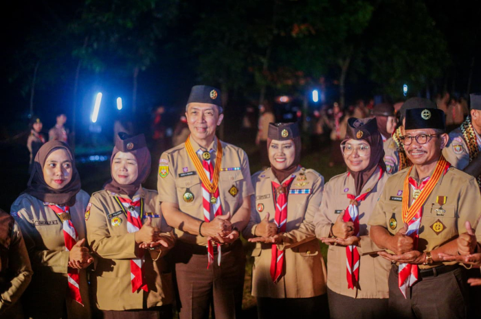 Wali Kota Bogor Dedie A Rachim yang juga Ketua Kwartir Cabang (Kwarcab) Gerakan Pramuka Kota Bogor menerima penghargaan Lencana Melati.