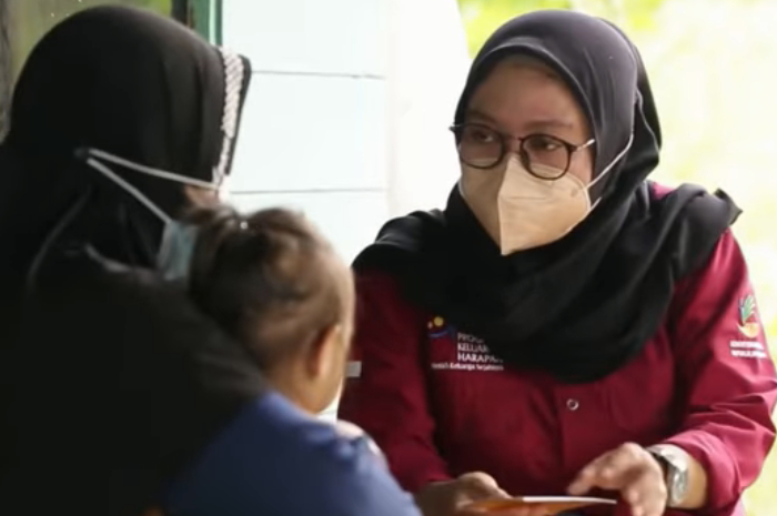 Pendamping sosial bersama penerima bansos.