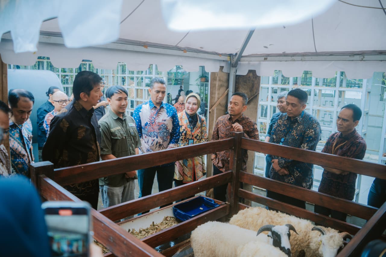 Bank bjb bersama Pemprov Jawa Barat dan OJK resmi meluncurkan Program BEREHAN (Berbagi Hewan Kurban).