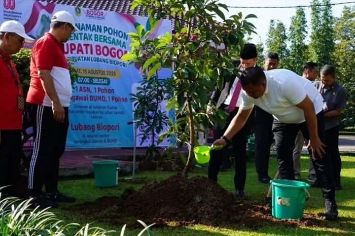 Bupati Bogor Rudy Susmanto mengikuti gerakan penghijauan.