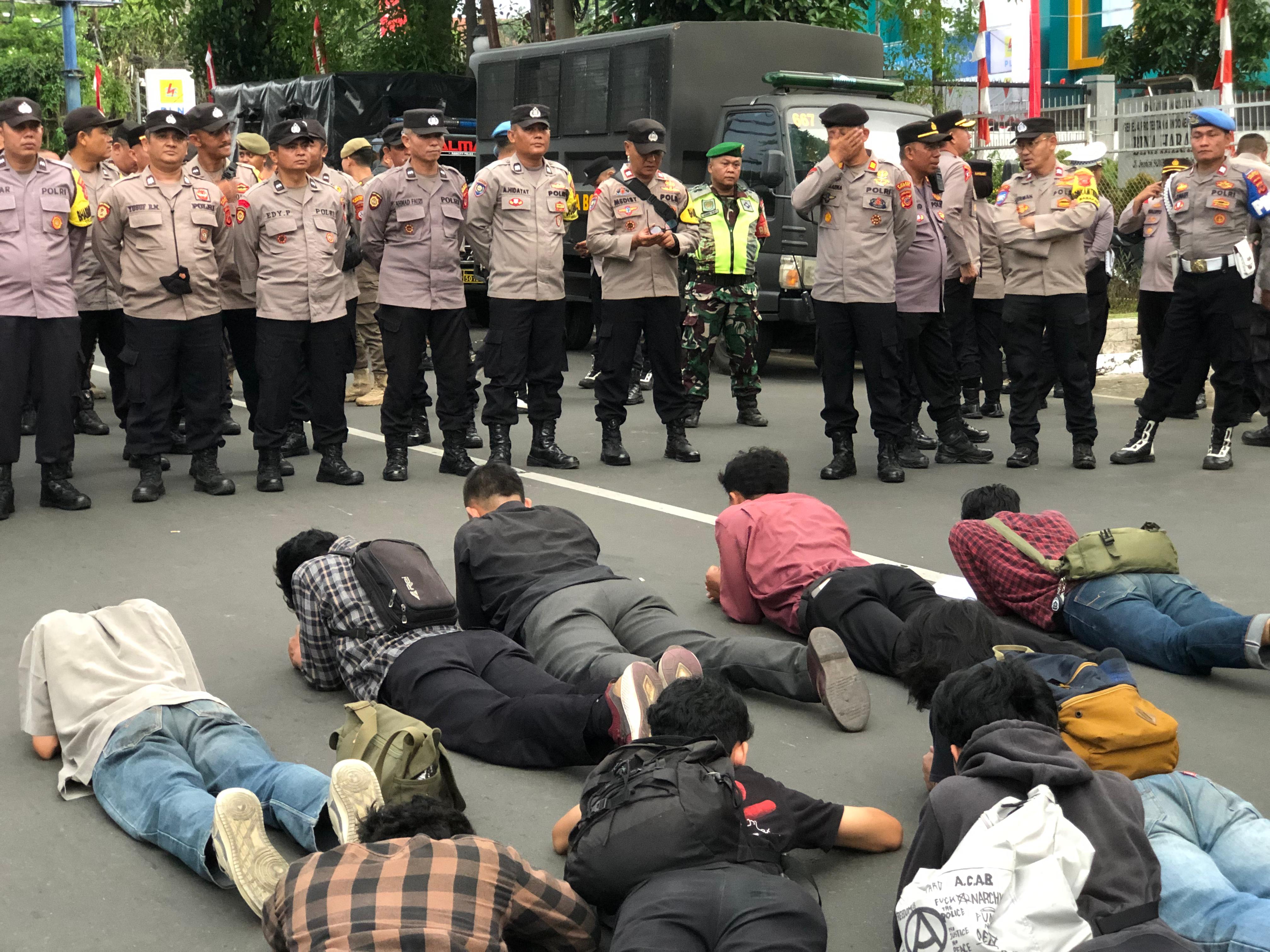 Aliansi BEM Se-Bogor, melakukan aksi demonstrasi di Jalan Jendral Soedirman, Kota Bogor, dengan tiarap massal, Jumat 15 Agustus 2025.