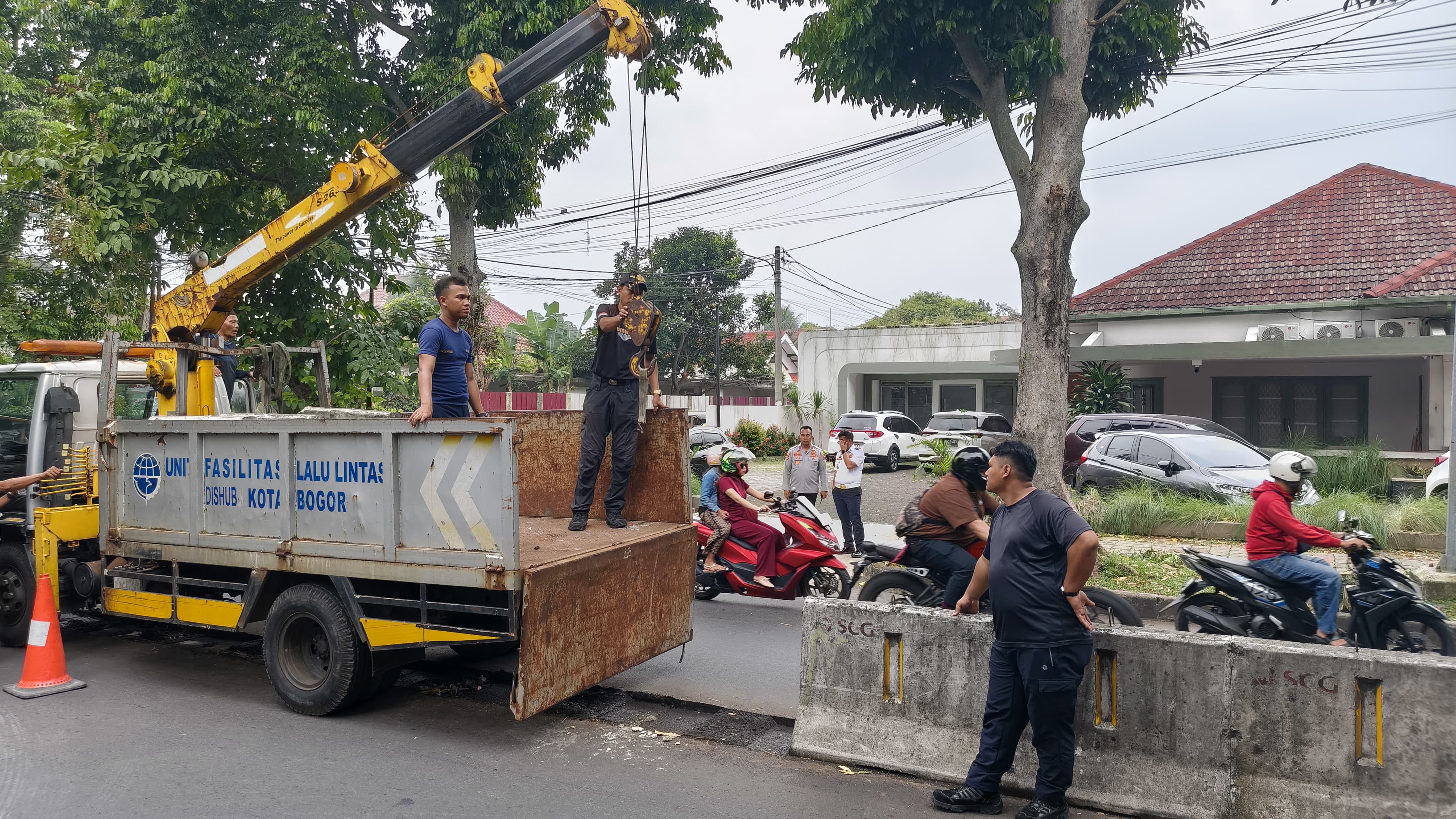 Petugas Dishub Kota Bogor, melakukan pengangkatan kanstin beton sepanjang Jalan R.E Martadinata.