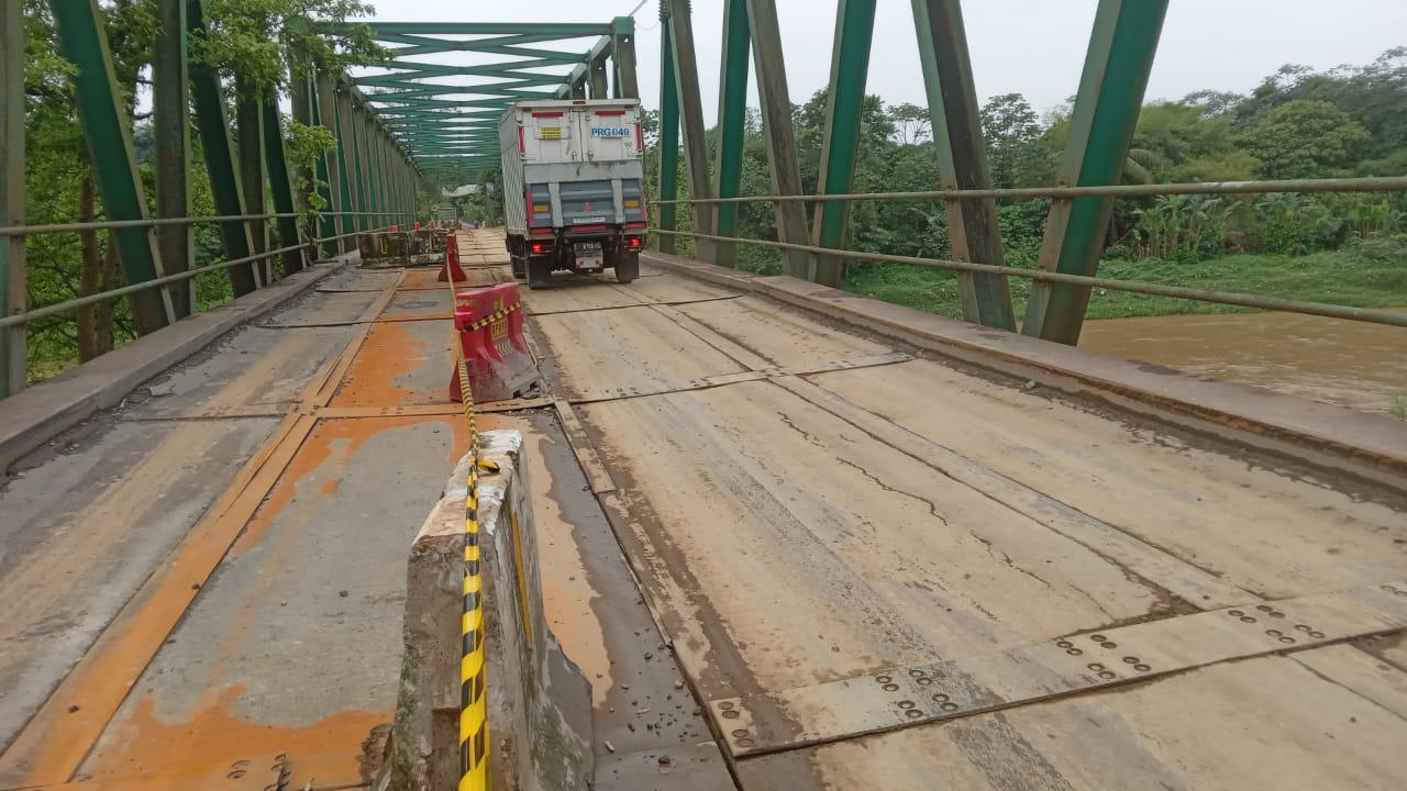 Kondisi Jembatan Leuwiranji di Kecamatan Rumpin, Kabupaten Bogor, yang kian mengkhawatirkan.