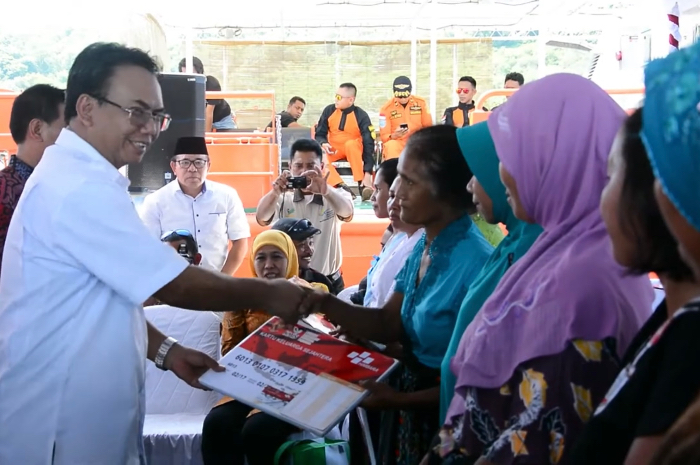 Seremoni penyerahan KKS bansos ke KPM.