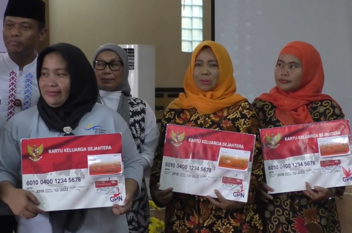 Sejumlah KPM bansos PKH BPNT terima KKS.