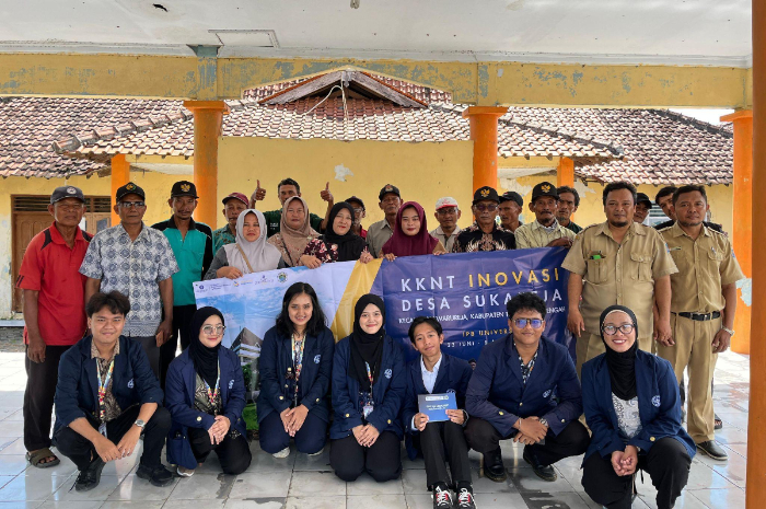 Mahasiswa KKN-T IPB University Kelompok TEGALKAB08 saat menjalankan program pengembangan PGPR di Desa Sukareja, Tegal