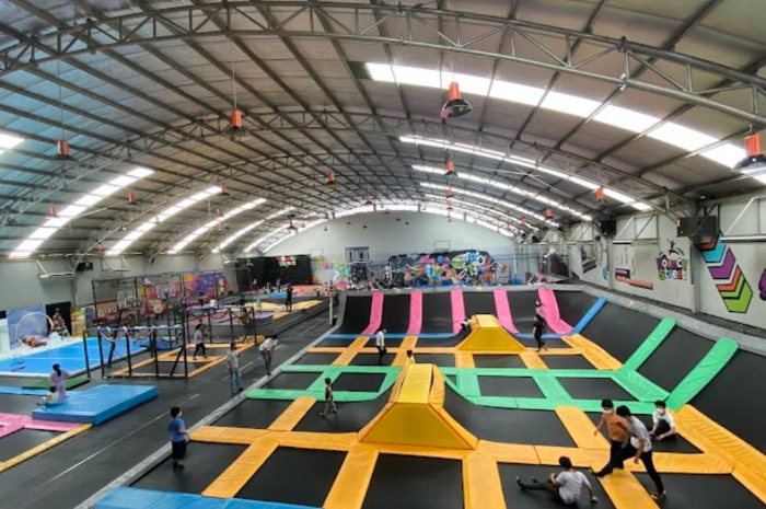 Arena bermain trampoli di Bounce Street Asia Kelapa Gading, Jakarta.