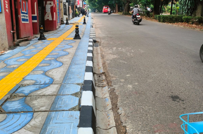 Kondisi trotoar yang dipercantik Pemkot Depok.