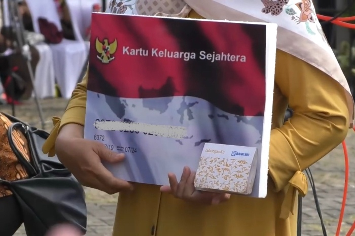 KPM penerima KKS bansos PKH BPNT.