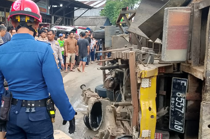 Kondisi truk pasir yang terbalik dan menimpa soprinya di Gunungsindur, Kamis 14 Agustus 2025.