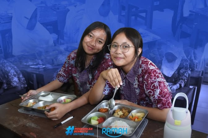 Salah satu pelajar tengah menikmati Makan Bergizi Gratis.