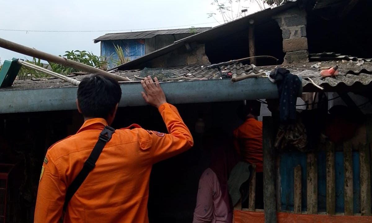 Kondisi rumah warga mengalami rusak sedang karena angin kencang di Desa Cinagara, Kecamatan Caringin, Kabupaten Bogor, Jumat 15 Agustus 2025.