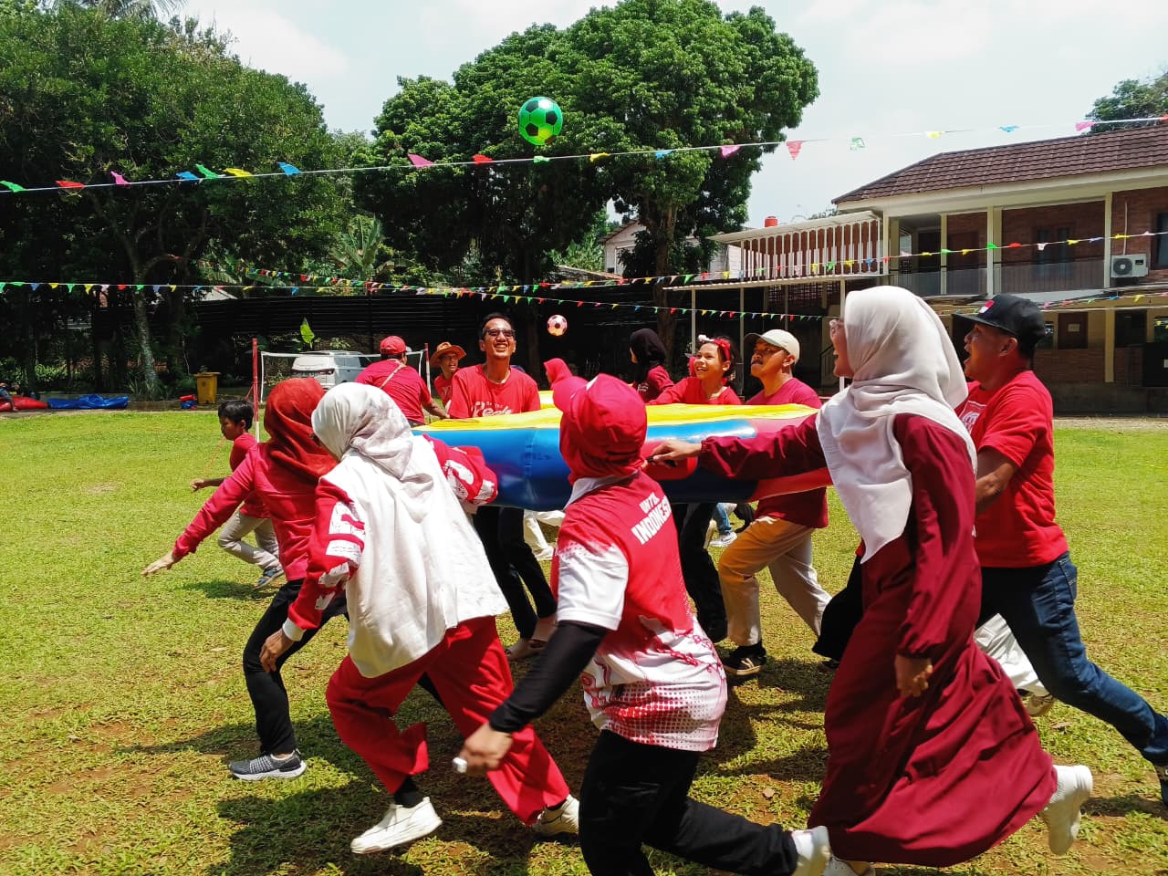 Warga RT 05 RW 14 Bogor Cimanggu City, menggelar family gathering di Saung Dolken, Bogor Utara, Sabtu 16 Agustus 2025.