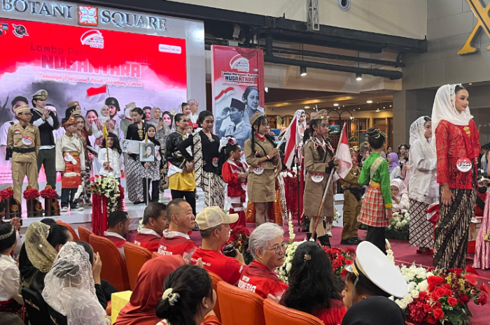 Para peserta Fashion Show Festival Merah Purih saat berada di atas panggung.