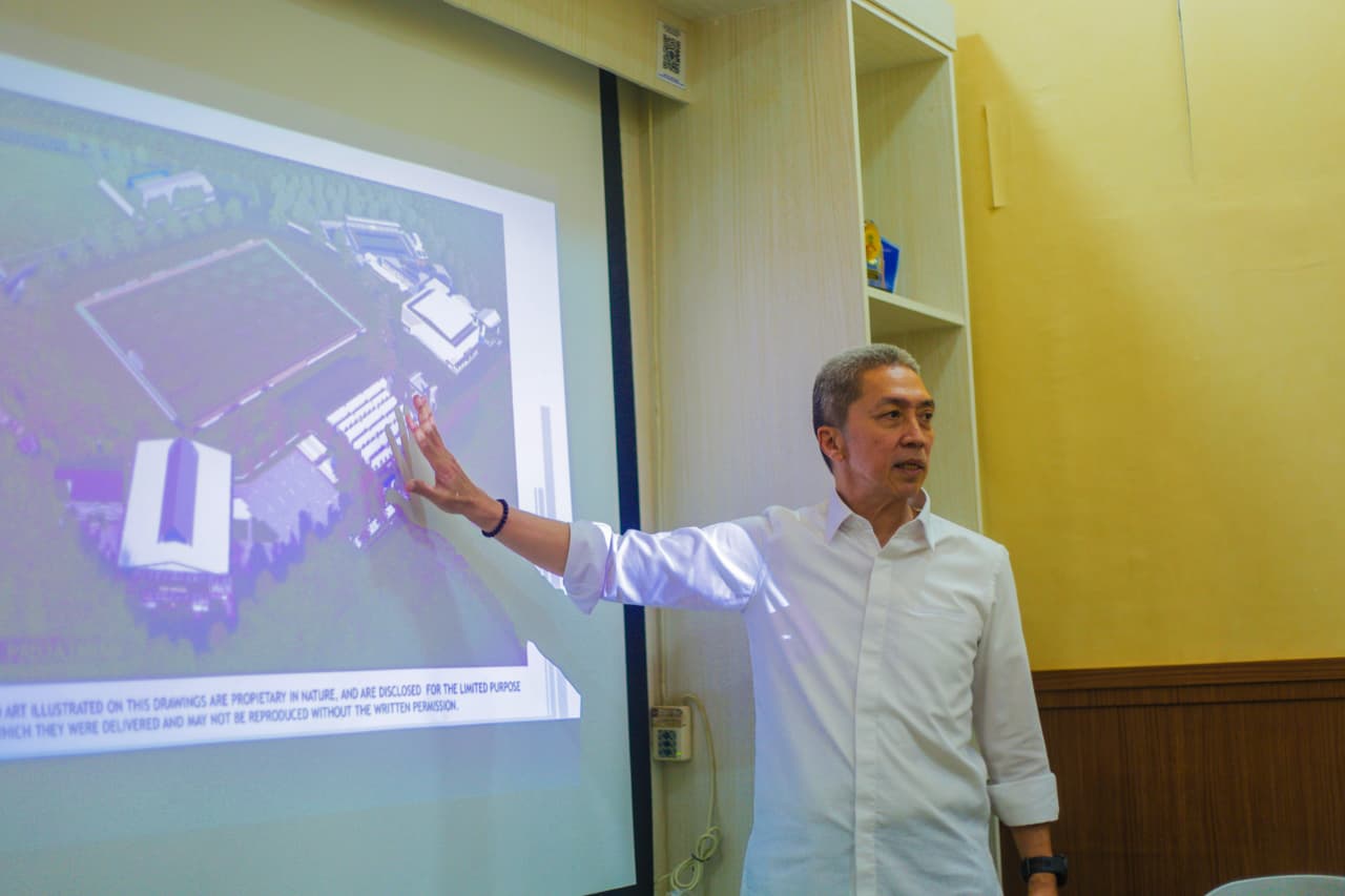 Wali Kota Bogor, Dedie A Rachim saat presentasi dan melihat DED GOR Pajajaran.