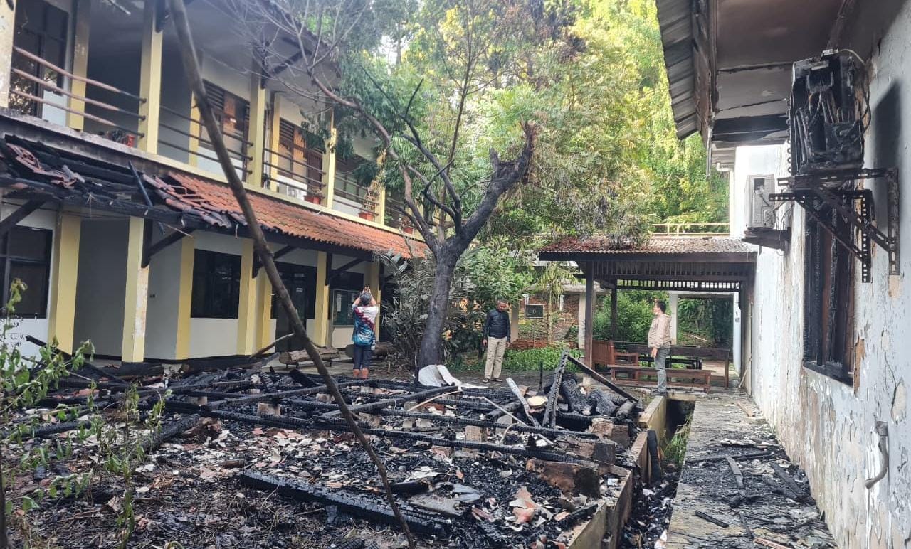 Kondisi pasca kebakaran gazebo dan rumah tahan gempa di Fakultas Kehutanan IPB University, Dramaga, Kabupaten Bogor, Sabtu 16 Agustus 2025.