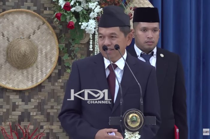 Gubernur Jawa Barat Dedi Mulyadi saat mengukuhkan Paskibraka tingkat provinsi tahun 2025 di Aula Gedung Sate