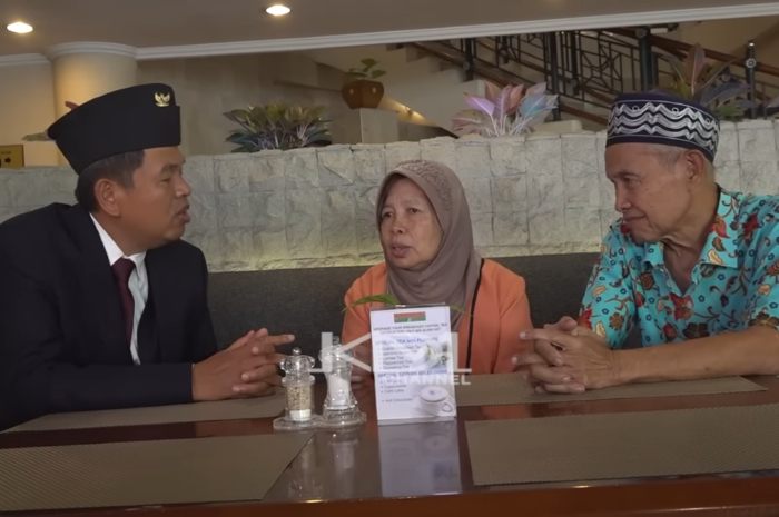 Gubernur Jawa Barat Dedi Mulyadi bersama pasangan suami istri yang menjadi korban salah eksekusi.